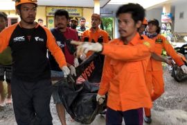 SAR gabungan temukan satu dari lima korban tanah longsor Maros
