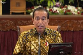 Presiden: Masker tetap dipakai di keramaian