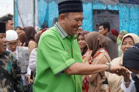 Sambil berzikir Plt Bupati serahkan kunci rumah program BSPS