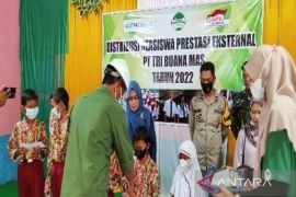 Beasiswa eksternal PT Tri Buana Mas disalurkan ke-51 sekolah binaan