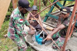 Prajurit Kodim 1715/Yahukimo membantu warga buat saluran air bersih