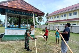 Koramil 1708-06/SU membantu warga dirikan tenda ibadah malam Tahun Baru