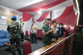 Petugas gabungan Bogor patroli tempat kerumunan di malam pergantian tahun