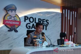 Polisi tutup jalur wisata menuju ke Puncak Darajat di Garut