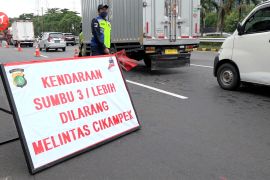 Kendaraan bersumbu tiga atau lebih dilarang melintasi Tol Cikampek