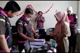 Tim Penyidik Pidsus Kejari Ternate geledah kantor Dinas Kesehatan