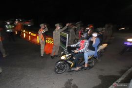 Penyekatan kendaraan menuju Surabaya