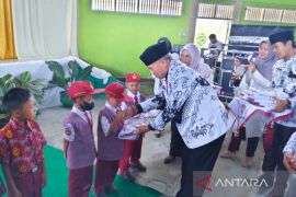 Pelajar mendapat seragam sekolah gratis