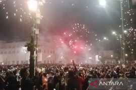 Sirine dan kembang api meriahkan awal 2023 di Kota Yogyakarta
