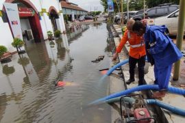 Perjalanan 10 KA lintas utara kebanjiran