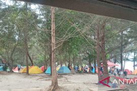 Ribuan wisatawan padati wisata pantai di Bangka