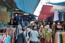 Pasar Tanah Abang ramai pembeli di awal tahun 2023