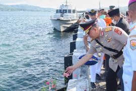 Kapolda Maluku tabur bunga untuk kenang Pahlawan Martha Christina Tiahahu
