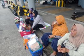 Pedagang kopi keliling di Merak raup keuntungan sampai tiga kali lipat