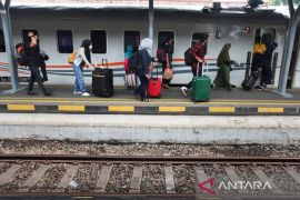 Banjir Semarang surut, perjalanan KA di Daop 8 mulai normal