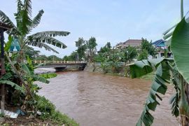 Pemkot Mataram mengingatkan warga bantaran sungai waspada bencana