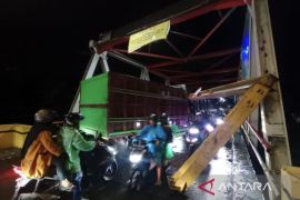 Portal Jembatan Paringin kembali ditabrak truk, roda empat dialihkan