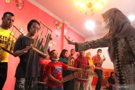Pelatihan musik angklung untuk penyandang disabilitas