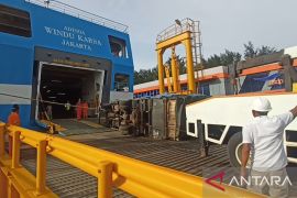 Truk Terbalik saat Proses Muat ke KMP Adinda Windu Karsa di Dermaga VII Merak, Sudah Berhasil Dievakuasi