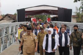 Gubernur Khofifah resmikan jembatan Kregenan untuk perbaiki akses pendidikan