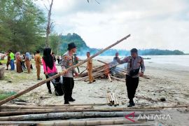 Dua ton sampah dikumpulkan dari pantai wisata