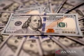 Dolar jatuh karena komentar disinflasi Ketua Fed AS