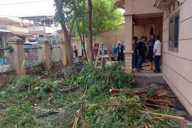 Begini kondisi Ibu Eny belasan tahun tinggal di rumah mewah tanpa listrik