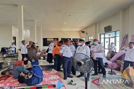 Pemkab siapkan opsi pemulangan penumpang kapal tertahan di Kalianget