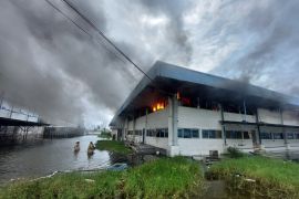 Polisi tangkap dua orang usai kebakaran gudang pendingin di Muara Baru
