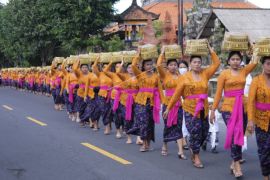 Tradisi Mapeed Hari Raya Galungan