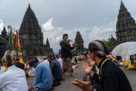 Persembahyangan Galungan di Prambanan