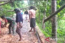 Kodim 0826 Pamekasan terjunkan personel ke lokasi longsor