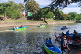 Objek wisata Taman Pancing dilengkapi sampan