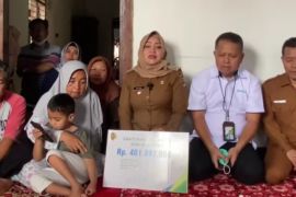 Bupati Mojokerto serahkan santunan kematian peserta BPJS ketenagakerjaan