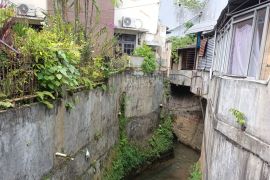 Warga keluhkan penyempitan saluran air di Paal Dua