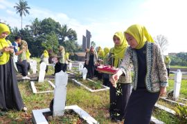 PIPAS Sumbar gelar tabur bunga di TMP Kusuma Bangsa Payakumbuh