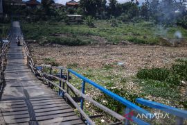 Sampah di bantaran sungai Citarum