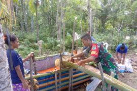 Koramil 1708-02/Biak Utara kunjungi pengelola sagu di Kampung Mamfias