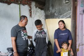 Cak Ji motivasi siswa tidak sekolah terkendala buku pelajaran di Surabaya