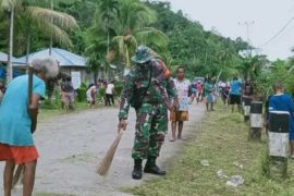 Koramil Supiori Selatan bersama warga kerja bakti bersihkan bahu jalan