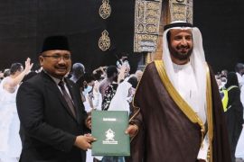 Menag menerima dokumen MoU penyelenggaraan ibadah haji 1444 H/2023 M