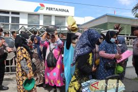 Emak-emak berdaster serbu Pertamina keluhkan antrean panjang pengisian BBM