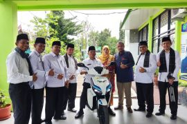 PLN presentasikan motor listrik di Kemenag Agam