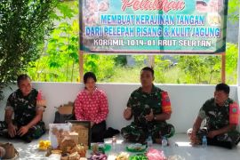 Warga Kobar diberi pelatihan kerajinan tangan dari limbah jagung dan pohon pisang