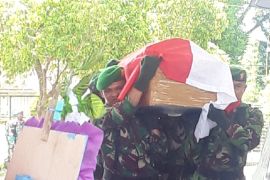 Jenazah Babinsa Koramil Wartas Serda Tomi Karter diterbangkan ke Padang