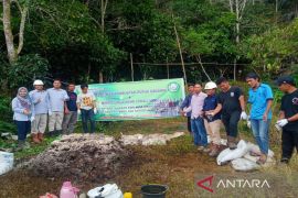 SMGP latih petani Sibanggor Julu buat pupuk organik