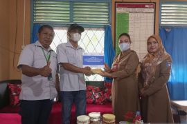 Tingkatkan Mutu Pendidikan di Bangka Barat PT Timah Tbk Serahkan Dua Unit Laptop ke SD Negeri 2 Muntok