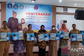 Bunda PAUD Babel serahkan 6.000 eksemplar buku menu makanan dan senyum sehat