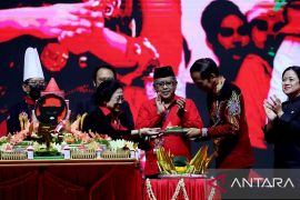 Megawati serahkan nasi tumpeng kepada Jokowi