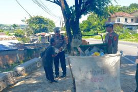 Polres Sumbawa berikan sembako untuk warga kurang mampu